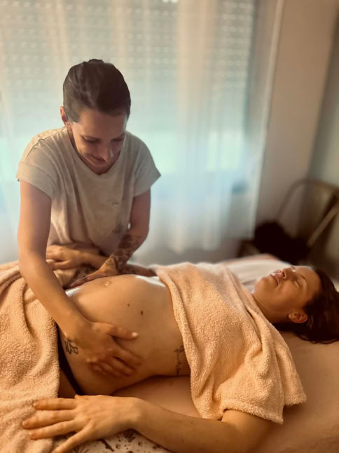 Le massage femme enceinte comprend 1h de massage pour accueillir les changements et vivre une grossesse épanouie