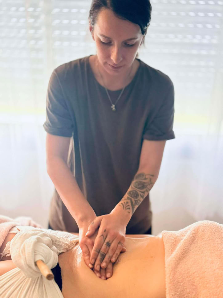 massage fait pour vous apporter un moment de détente, pour vous retrouver. C'est un soin rassurant, maternant et enveloppant.